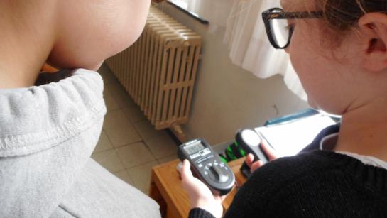 kinderen met lichtmeter