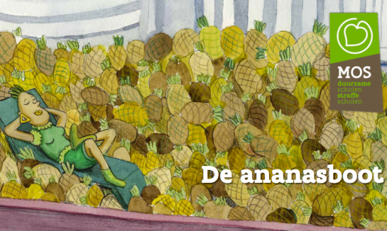 personage ligt temidden van berg ananas