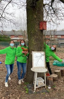 MOS-held Sandrine Nachtergaele met haar twee bosjuffen