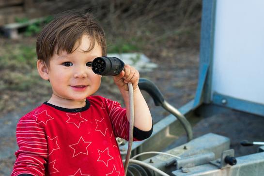 kleine jongen met stekker in de hand
