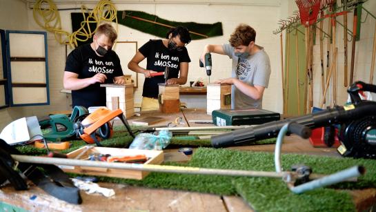 leerlingen bouwen nestkastjes