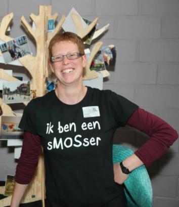 Nele Dillen met T-shirt met opdruk Ik ben een sMOSser