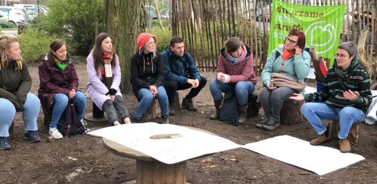 Leerkrachten volgen buiten een vorming.