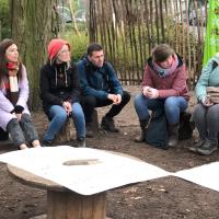 Leerkrachten volgen buiten een vorming.