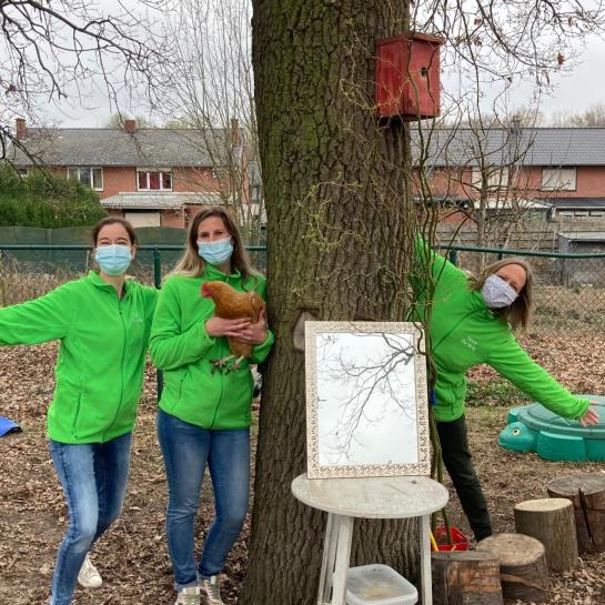 MOS-held Sandrine Nachtergaele met haar twee bosjuffen